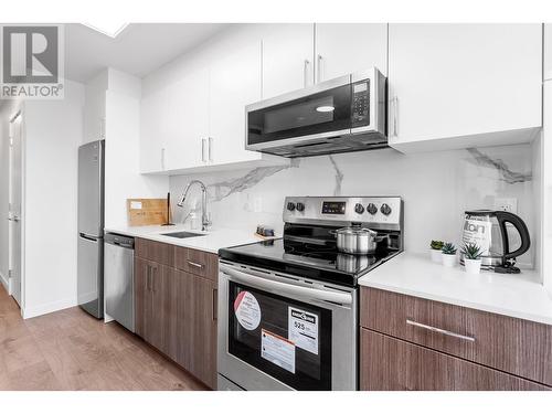 301 2551 Kingsway, Vancouver, BC - Indoor Photo Showing Kitchen