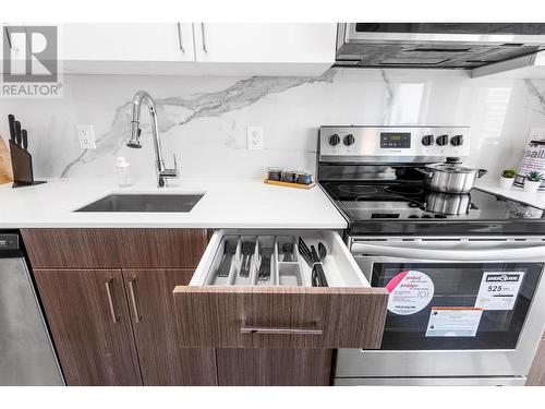 301 2551 Kingsway, Vancouver, BC - Indoor Photo Showing Kitchen