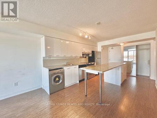 1008 - 29 Singer Court, Toronto, ON - Indoor Photo Showing Kitchen