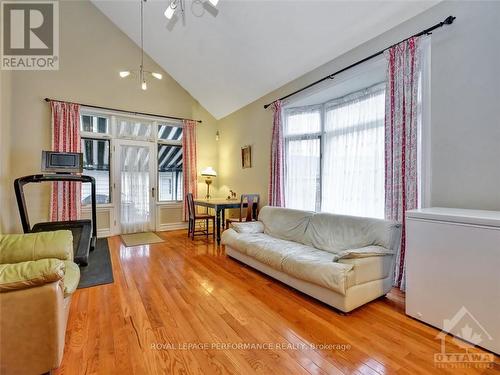 37 Charles Street, Ottawa, ON - Indoor Photo Showing Living Room