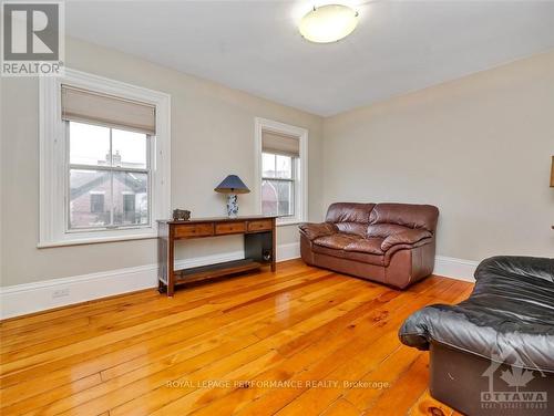 37 Charles Street, Ottawa, ON - Indoor Photo Showing Living Room