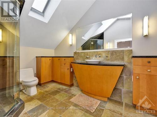 37 Charles Street, Ottawa, ON - Indoor Photo Showing Bathroom