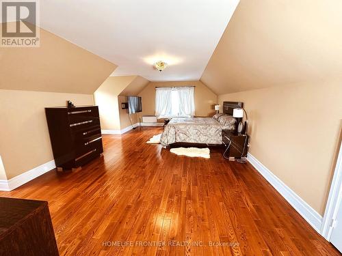 2101 10Th Side Road, Bradford West Gwillimbury, ON - Indoor Photo Showing Bedroom