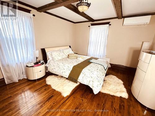 2101 10Th Side Road, Bradford West Gwillimbury, ON - Indoor Photo Showing Bedroom