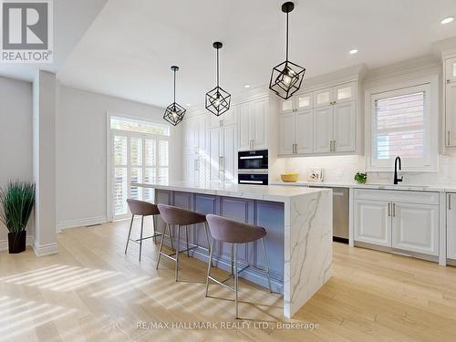 21 Taro Court, Richmond Hill, ON - Indoor Photo Showing Kitchen With Upgraded Kitchen