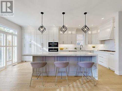 21 Taro Court, Richmond Hill, ON - Indoor Photo Showing Kitchen With Upgraded Kitchen