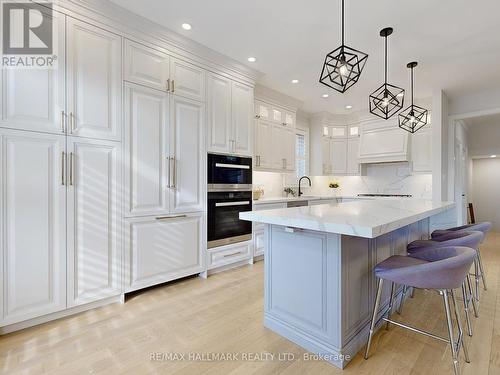 21 Taro Court, Richmond Hill, ON - Indoor Photo Showing Kitchen With Upgraded Kitchen