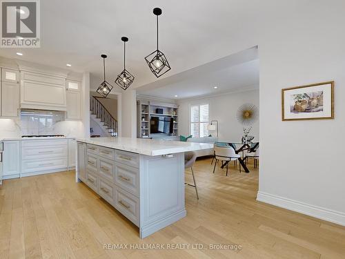 21 Taro Court, Richmond Hill, ON - Indoor Photo Showing Kitchen With Upgraded Kitchen