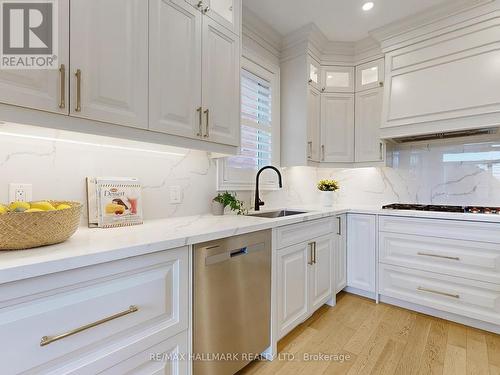 21 Taro Court, Richmond Hill, ON - Indoor Photo Showing Kitchen With Upgraded Kitchen