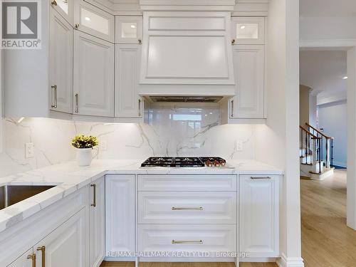 21 Taro Court, Richmond Hill, ON - Indoor Photo Showing Kitchen With Upgraded Kitchen