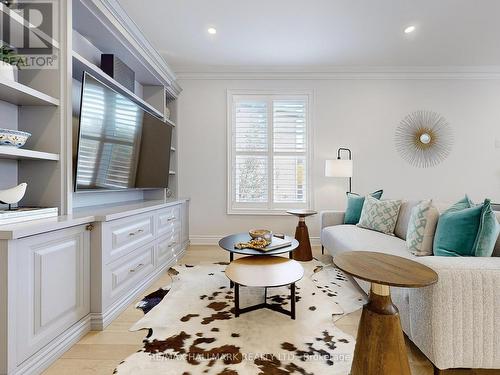 21 Taro Court, Richmond Hill, ON - Indoor Photo Showing Living Room