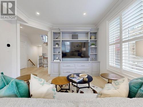 21 Taro Court, Richmond Hill, ON - Indoor Photo Showing Living Room