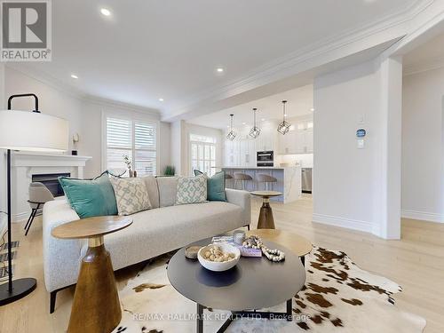 21 Taro Court, Richmond Hill, ON - Indoor Photo Showing Living Room