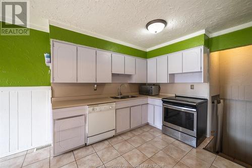 5460 Queen Elizabeth, Windsor, ON - Indoor Photo Showing Kitchen With Double Sink