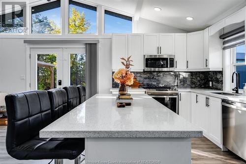 2214 Mersea Road 7, Leamington, ON - Indoor Photo Showing Kitchen With Upgraded Kitchen