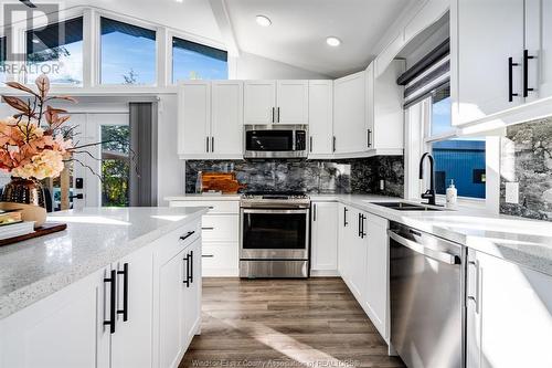 2214 Mersea Road 7, Leamington, ON - Indoor Photo Showing Kitchen With Upgraded Kitchen