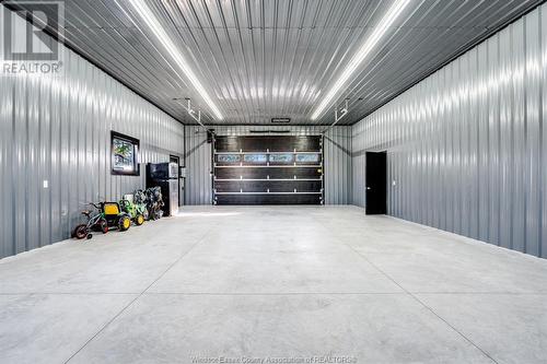 2214 Mersea Road 7, Leamington, ON - Indoor Photo Showing Garage