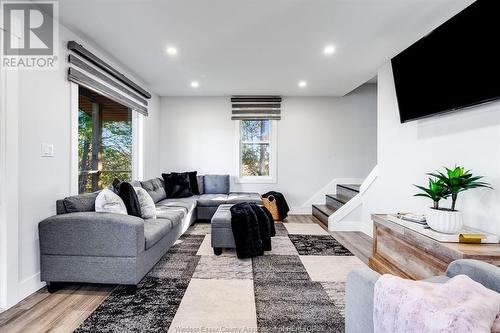 2214 Mersea Road 7, Leamington, ON - Indoor Photo Showing Living Room