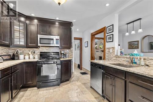 1225 Chilver, Windsor, ON - Indoor Photo Showing Kitchen With Upgraded Kitchen