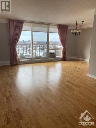 665 Bathgate Drive Unit#1112, Ottawa, ON - Indoor Photo Showing Living Room