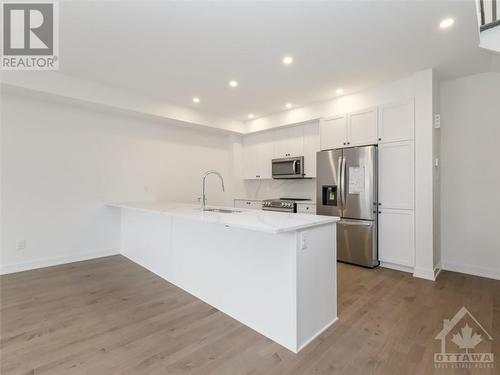 820 Anciano Crescent, Stittsville, ON - Indoor Photo Showing Kitchen With Upgraded Kitchen