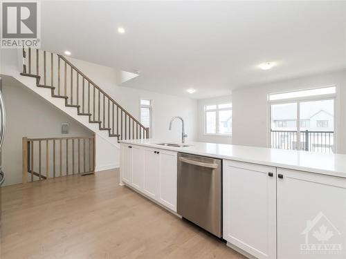 820 Anciano Crescent, Stittsville, ON - Indoor Photo Showing Kitchen With Upgraded Kitchen