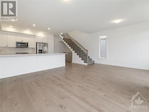 820 Anciano Crescent, Stittsville, ON - Indoor Photo Showing Kitchen With Upgraded Kitchen