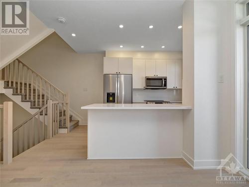 824 Anciano Crescent, Stittsville, ON - Indoor Photo Showing Kitchen With Upgraded Kitchen