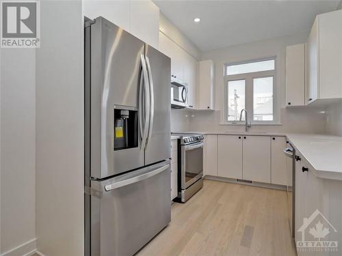 824 Anciano Crescent, Stittsville, ON - Indoor Photo Showing Kitchen