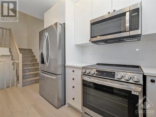 824 Anciano Crescent, Stittsville, ON - Indoor Photo Showing Kitchen