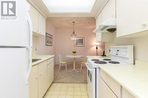 308 6660 Buswell Street, Richmond, BC - Indoor Photo Showing Kitchen