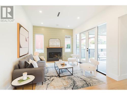 437 Elmer Street, New Westminster, BC - Indoor Photo Showing Living Room With Fireplace