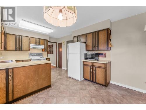 3664 Lynndale Crescent, Burnaby, BC - Indoor Photo Showing Kitchen With Double Sink