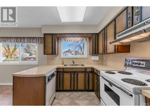 3664 Lynndale Crescent, Burnaby, BC - Indoor Photo Showing Kitchen With Double Sink