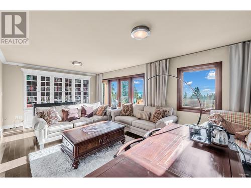 4742 Caulfeild Drive, West Vancouver, BC - Indoor Photo Showing Living Room