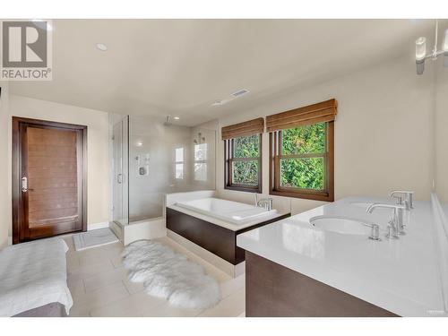 4742 Caulfeild Drive, West Vancouver, BC - Indoor Photo Showing Bathroom