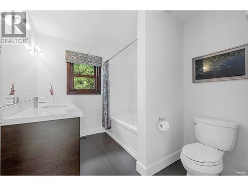 4742 Caulfeild Drive, West Vancouver, BC - Indoor Photo Showing Bathroom