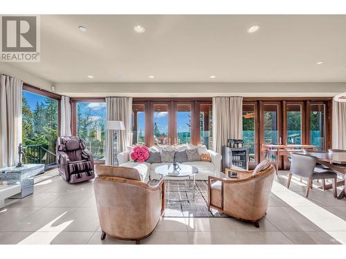 4742 Caulfeild Drive, West Vancouver, BC - Indoor Photo Showing Living Room