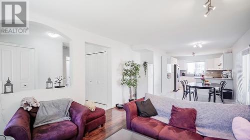 729 Henderson Avenue, Coquitlam, BC - Indoor Photo Showing Living Room