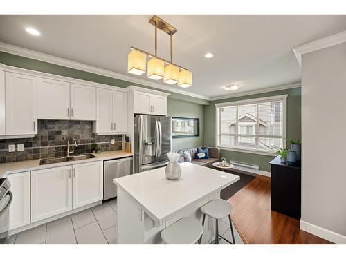 9 19560 68 Avenue, Surrey, BC - Indoor Photo Showing Kitchen With Stainless Steel Kitchen With Double Sink