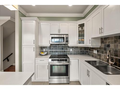 9 19560 68 Avenue, Surrey, BC - Indoor Photo Showing Kitchen With Stainless Steel Kitchen With Double Sink