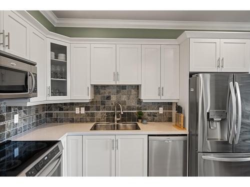 9 19560 68 Avenue, Surrey, BC - Indoor Photo Showing Kitchen With Stainless Steel Kitchen With Double Sink