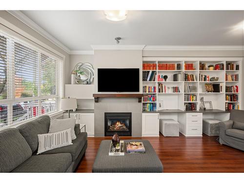 9 19560 68 Avenue, Surrey, BC - Indoor Photo Showing Living Room With Fireplace