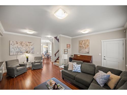 9 19560 68 Avenue, Surrey, BC - Indoor Photo Showing Living Room