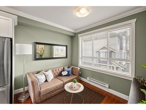 9 19560 68 Avenue, Surrey, BC - Indoor Photo Showing Living Room