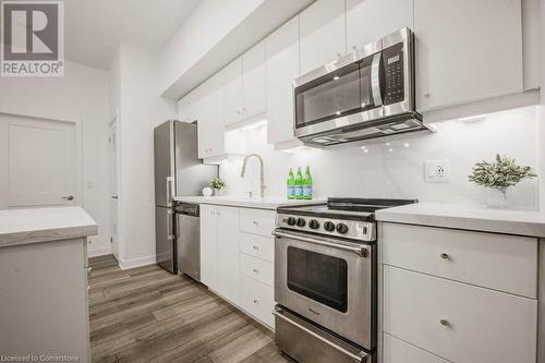 110 Fergus Avenue Unit# 124, Kitchener, ON - Indoor Photo Showing Kitchen With Stainless Steel Kitchen With Upgraded Kitchen