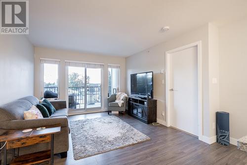 417 12075 Edge Street, Maple Ridge, BC - Indoor Photo Showing Living Room