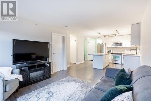 417 12075 Edge Street, Maple Ridge, BC - Indoor Photo Showing Living Room