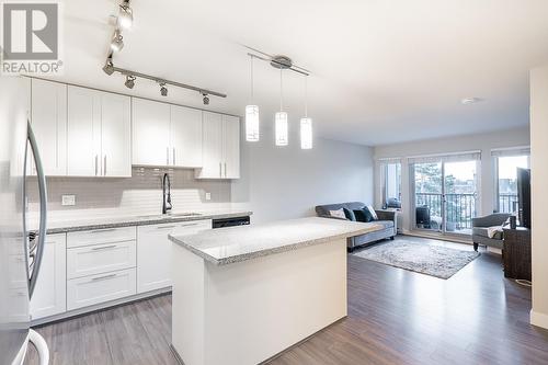 417 12075 Edge Street, Maple Ridge, BC - Indoor Photo Showing Kitchen With Upgraded Kitchen