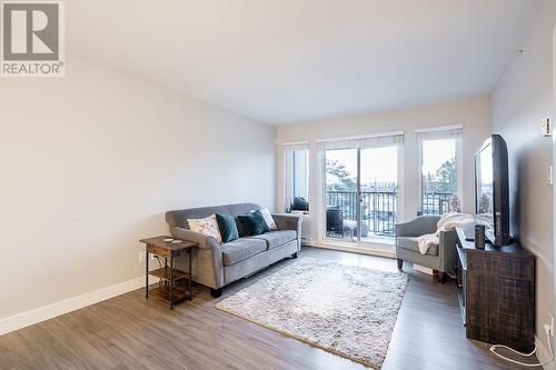 417 12075 Edge Street, Maple Ridge, BC - Indoor Photo Showing Living Room